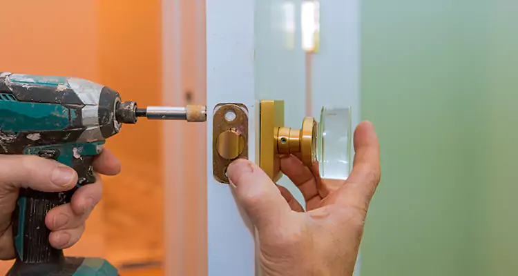 Broken Door Knob Fix in North Miami Beach, FL
